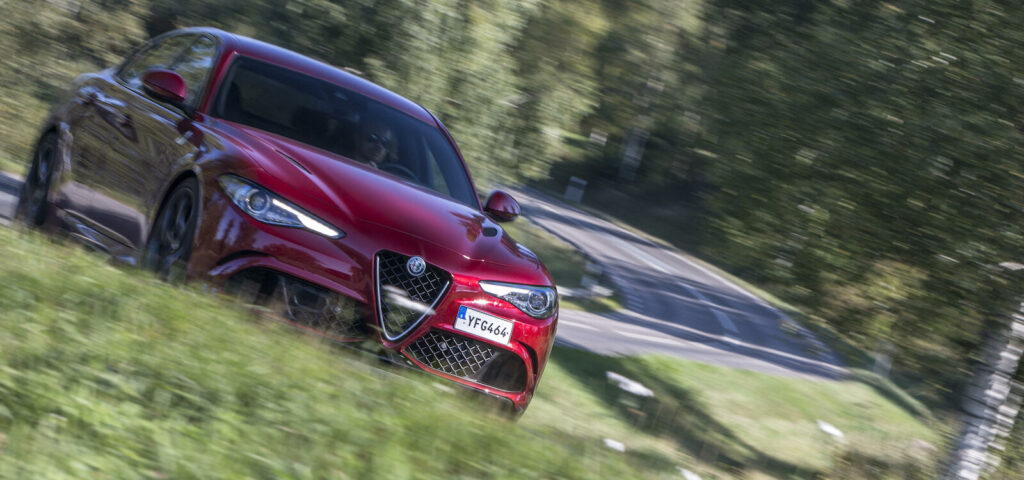 Den Alfa Romeo Giuseppe GT körs längs en landsväg. (AI text)