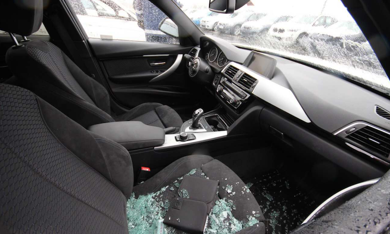 En bil med ett spräckt vindrughöl (AI text)