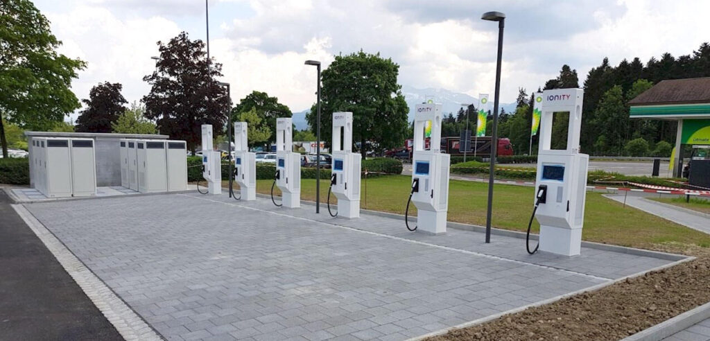 En bil står parkerad vid en bensinstation. (AI text)