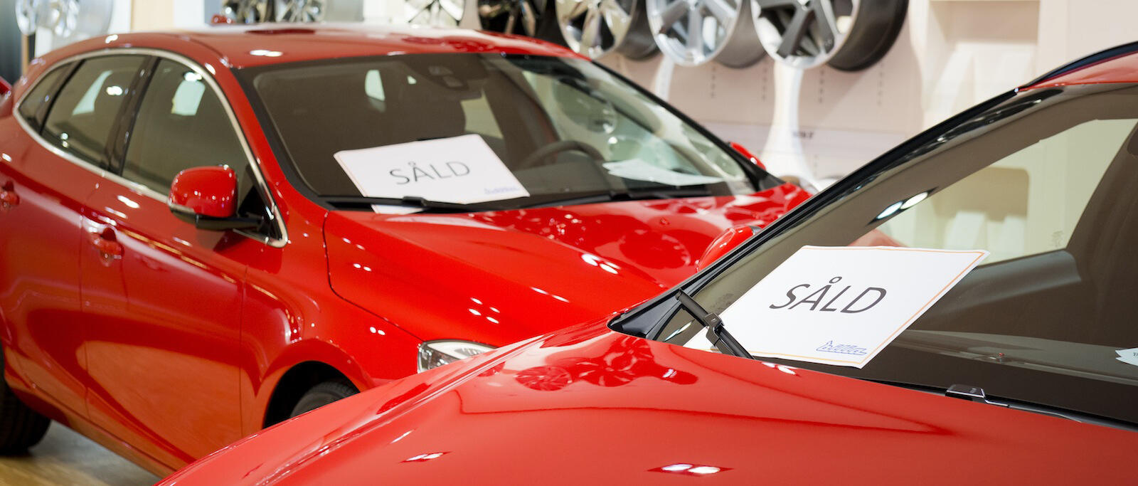 En bilställning med många bilar på utställning. (AI text)