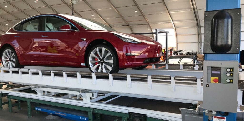 Teslas tillfälliga produktionslina hjälpte till att bättra på produktionssiffrorna.