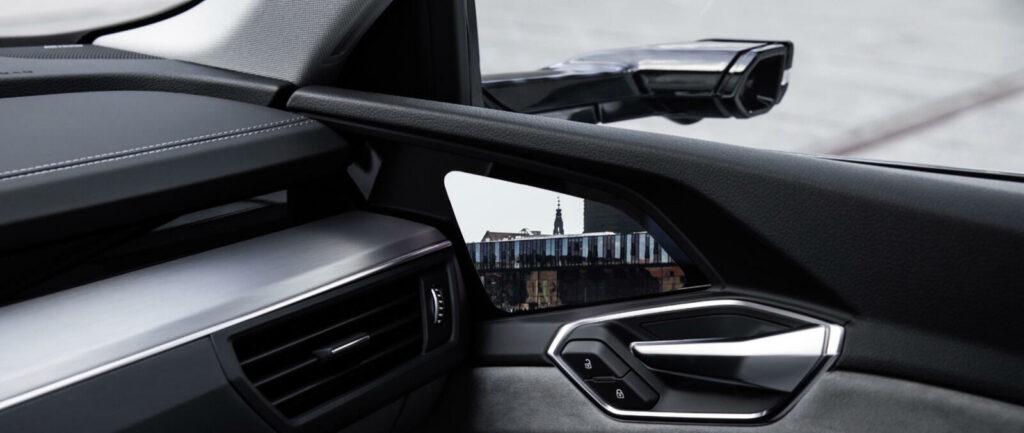 En bilinteriör med utsikt över staden. (AI text)