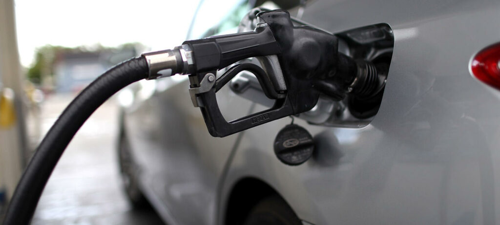 Att tanka bilen med biodiesel som innehåller palmolja är helt bakvänt och ökar koldioxidutsläppen enormt globalt sett, enligt Transport & Environment. Foto: Bigstockphoto