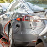 en grupp bilar parkerade i en parkeringsplats (AI text)