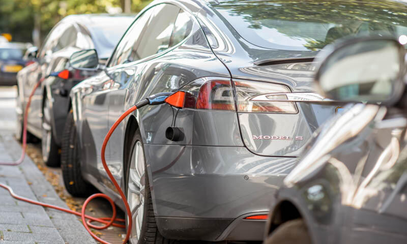 en grupp bilar parkerade i en parkeringsplats (AI text)