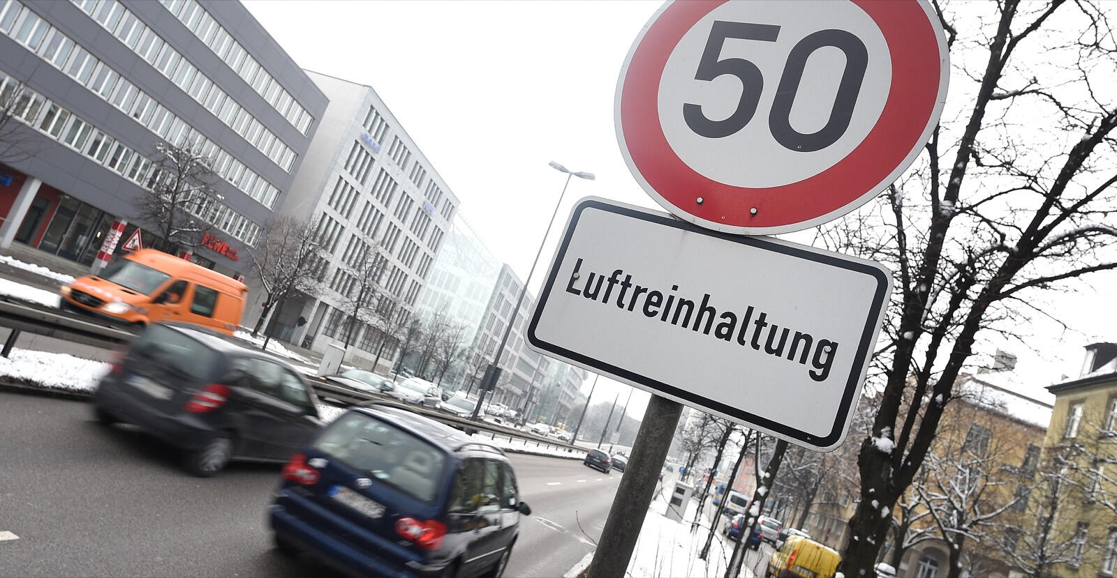 En trafikskylt på en stadsgata (AI text)