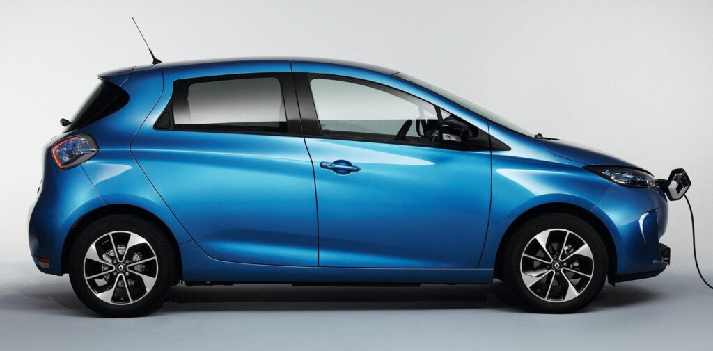 En blå elbil är uppkopplad till en laddare. (AI text)