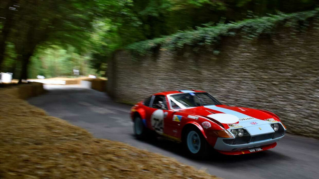 En röd sportbil kör nerför en backe. (AI text)