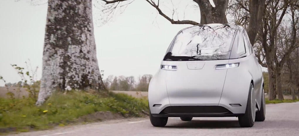 Den svenska elbilen Uniti One är ute och rullar i den skånska klorofyllen.