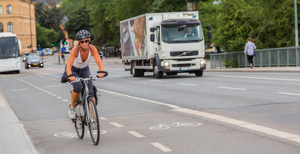 Från 1 augusti behöver inte cyklister använda cykelbana, som på bilden, utan kan använda bilarnas utrymme. Foto: Bigstock.