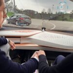 En kille och tjej i en bil tittar på bilens instrumentbräda. (AI text)