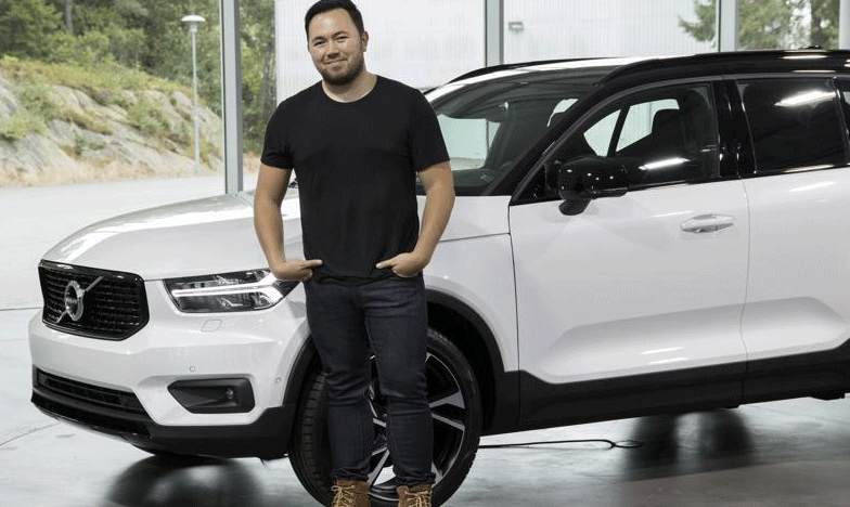 En man står bredvid en vit Volvo XC90. (AI text)