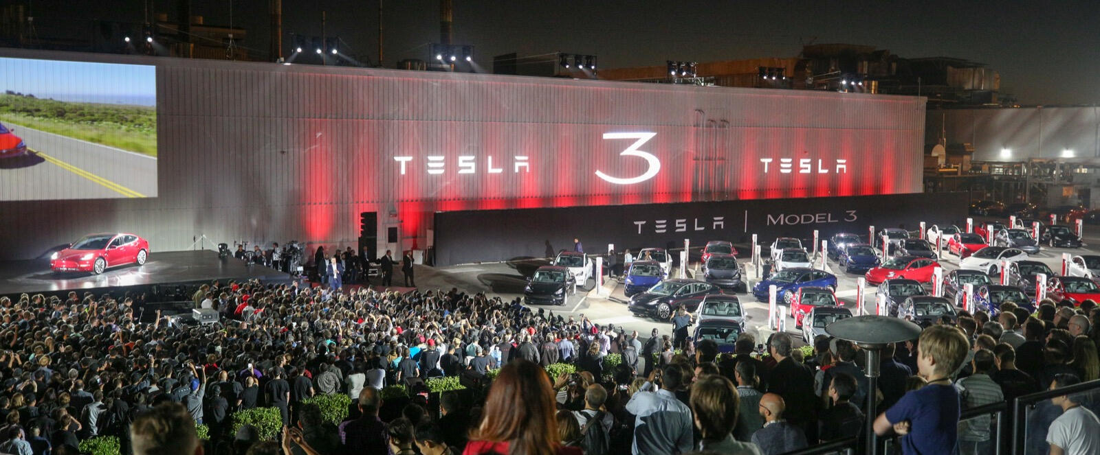 Tesla presenterar Tesla 3 på Tesla Motors Amerika-evenemang i San Diego, Kalifornien. (AI text)