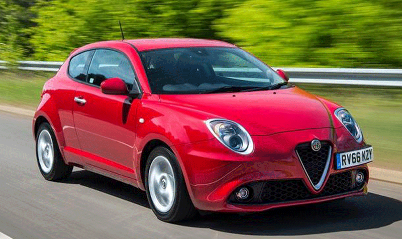 En röd Alfa Romeo kör längs en landsväg. (AI text)