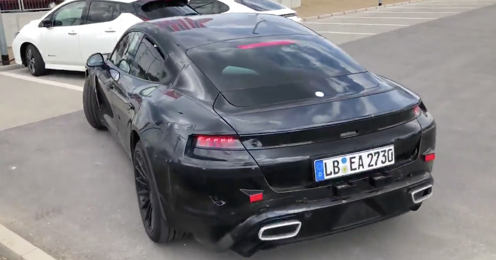 En svart Porsche Cayman parkerad i en parkeringsplats. (AI text)