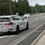 En bil kör ner en gata. (AI text)