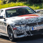 BMW M3 fotad medan den kör på en racerbana (AI text)