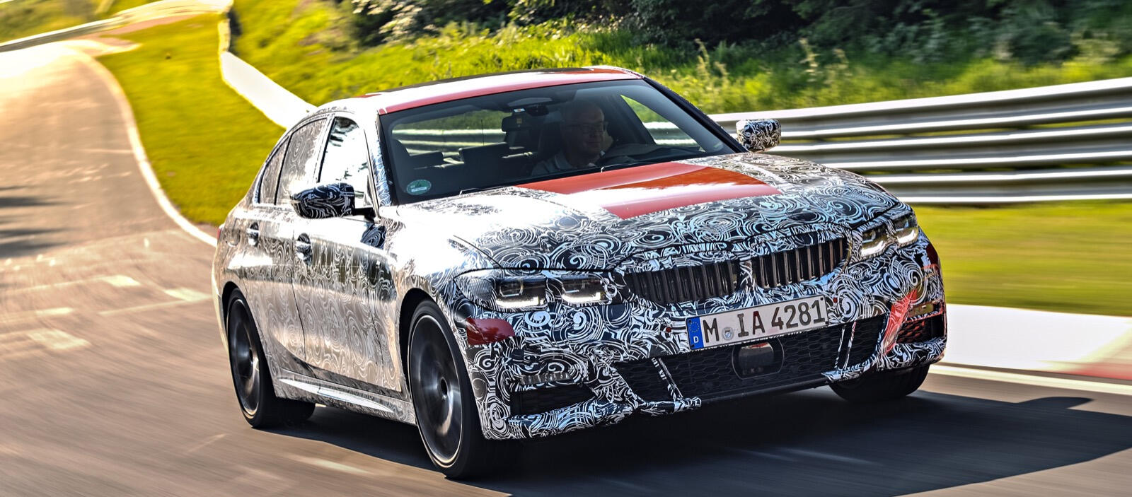 BMW M3 fotad medan den kör på en racerbana (AI text)