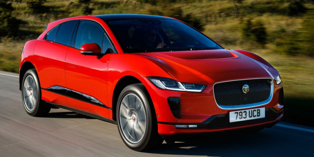 En jaguar i PACE kör nedför en landsväg. (AI text)