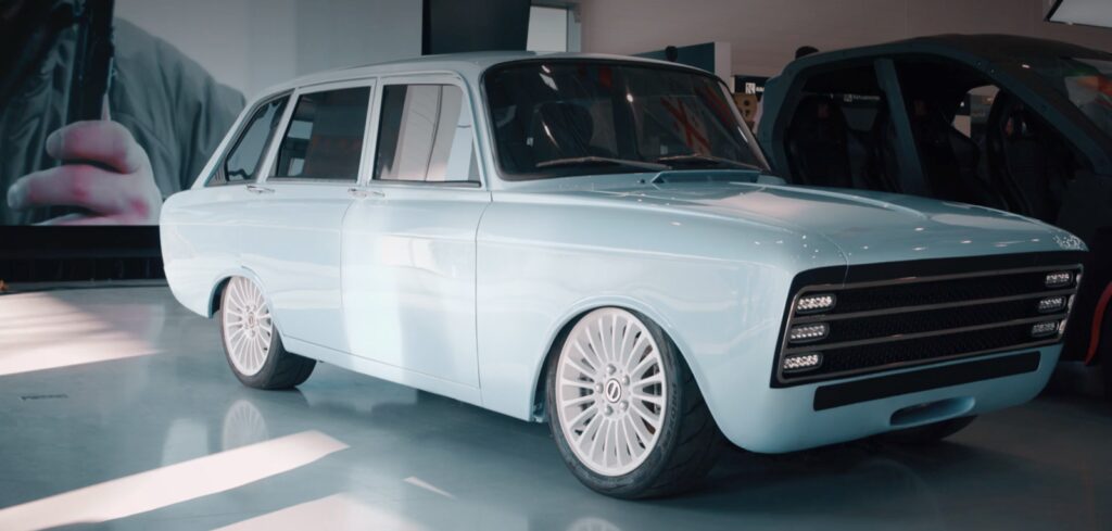 En bil är utställd i en showrum (AI text)