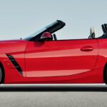 BMW Z4 roadster står parkerad i en parkeringsplats. (AI text)