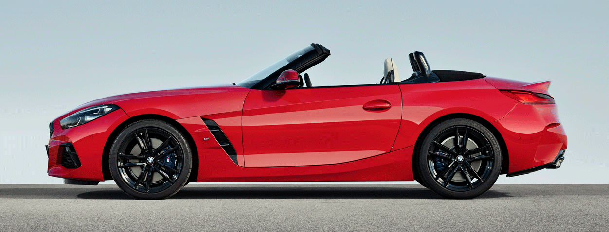 BMW Z4 roadster står parkerad i en parkeringsplats. (AI text)