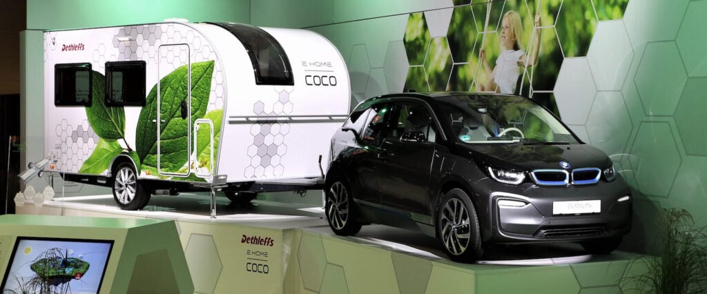 En BMW i3 utställd på Audi EV-mässan. (AI text)