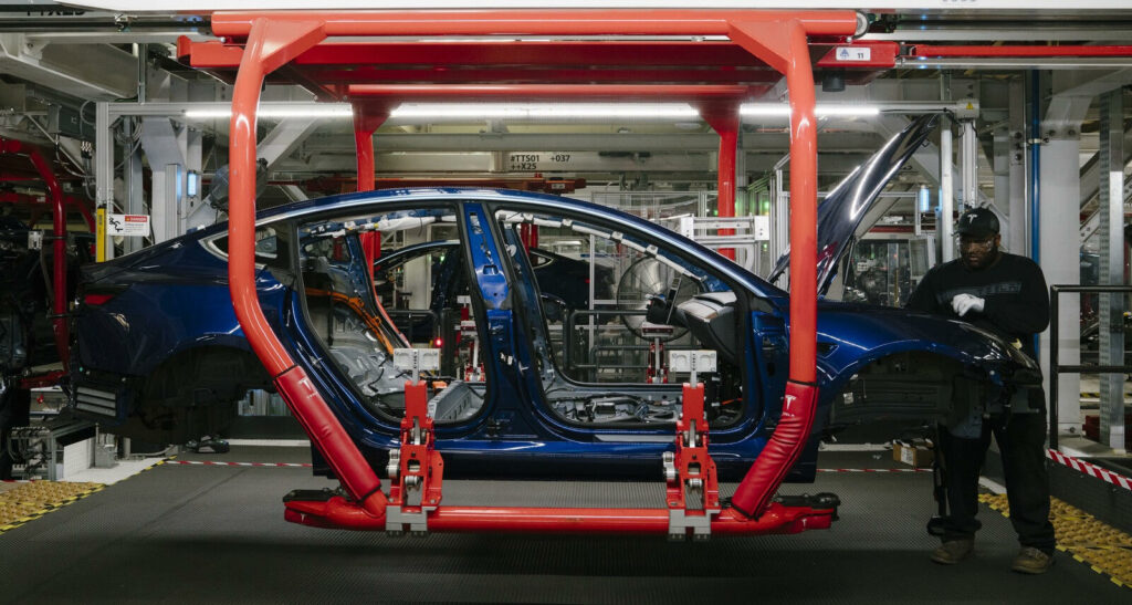 Nybilande Tesla Model S sedan tillverkas i bolagets fabrik i Shanghai, Kina. Foto: Reuters (AI text)