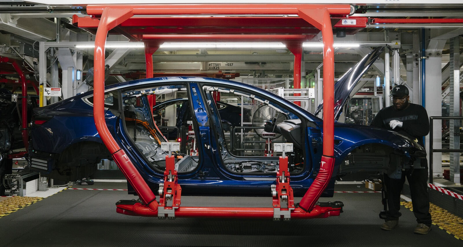Nybilande Tesla Model S sedan tillverkas i bolagets fabrik i Shanghai, Kina. Foto: Reuters (AI text)