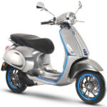 En silver skoter med blå hjul. (AI text)