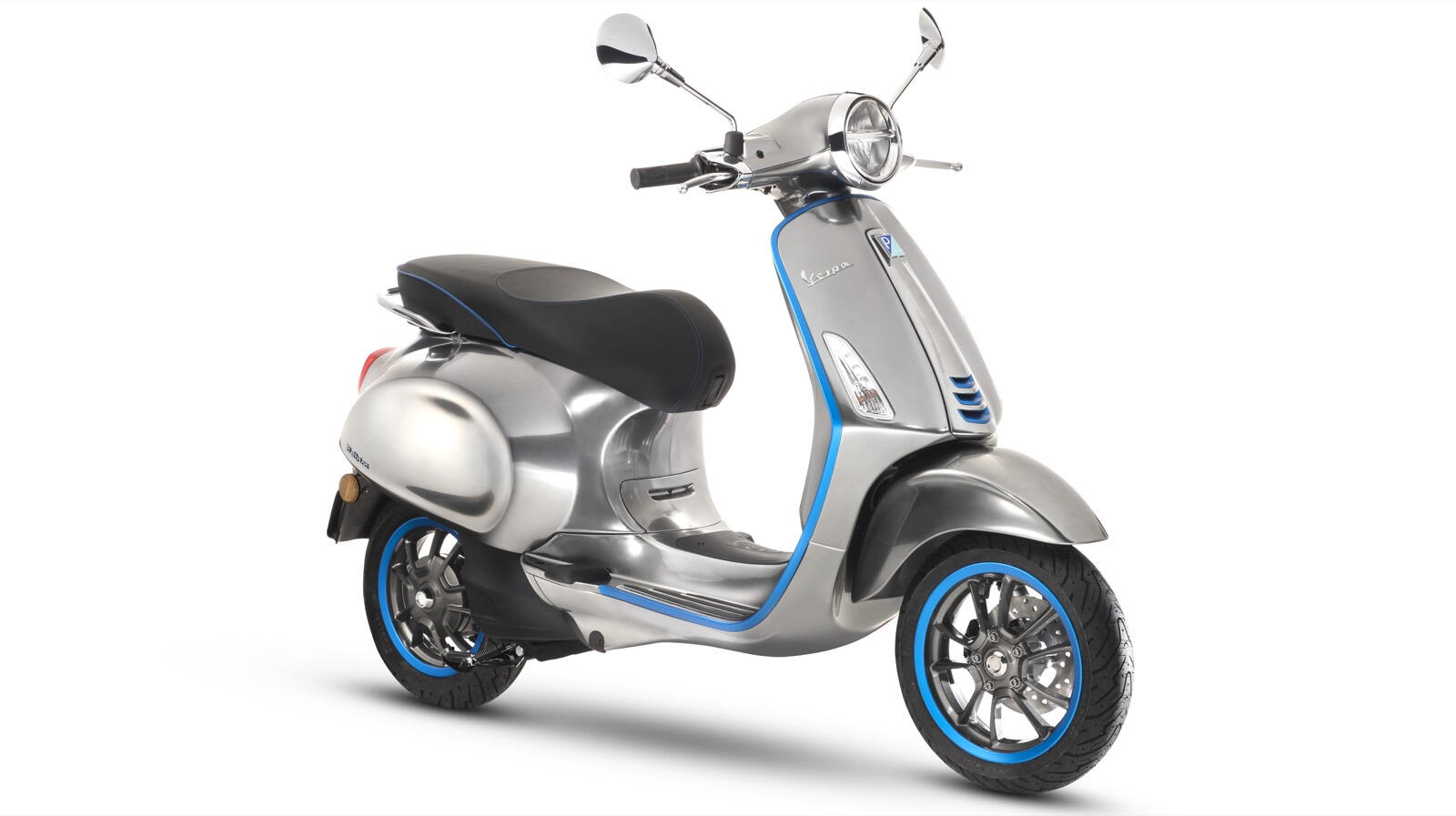 En silver skoter med blå hjul. (AI text)