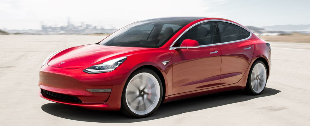 En Tesla Model 3 parkerad på en startbanan. (AI text)