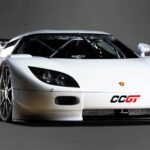 En vit sportbil med svart bakgrund. (AI text)