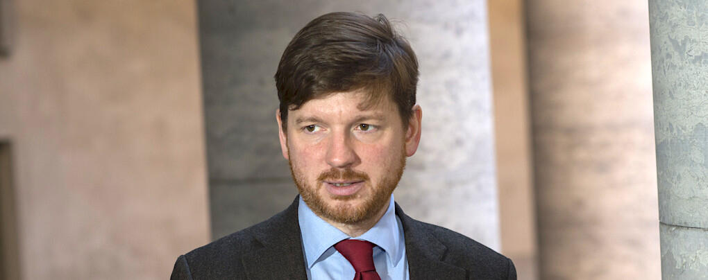 Centerpartiets chefsekonom Martin Ådahl vill ha fler elbilar i städerna.