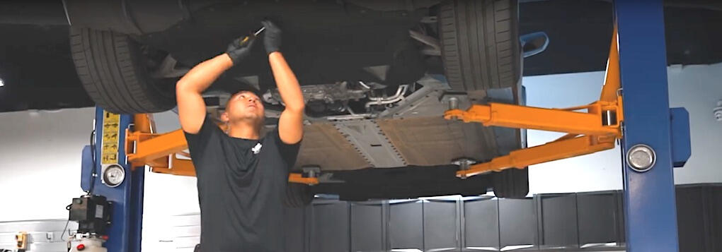 Jesse Tang på Royalty Exotic Cars visar hur ett oljebyte går till, steg för steg.