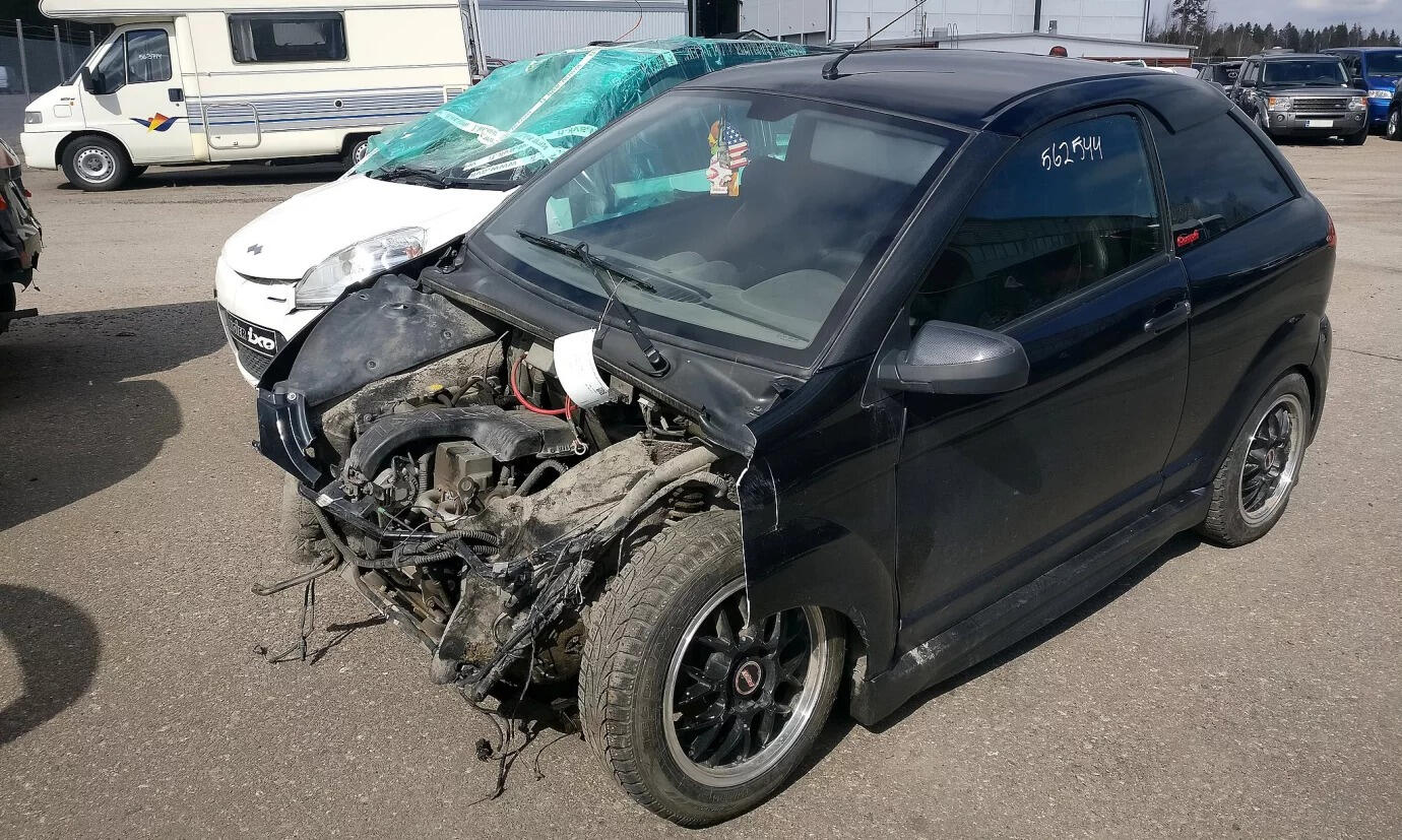 En bil med ett bortskadnat framände. (AI text)