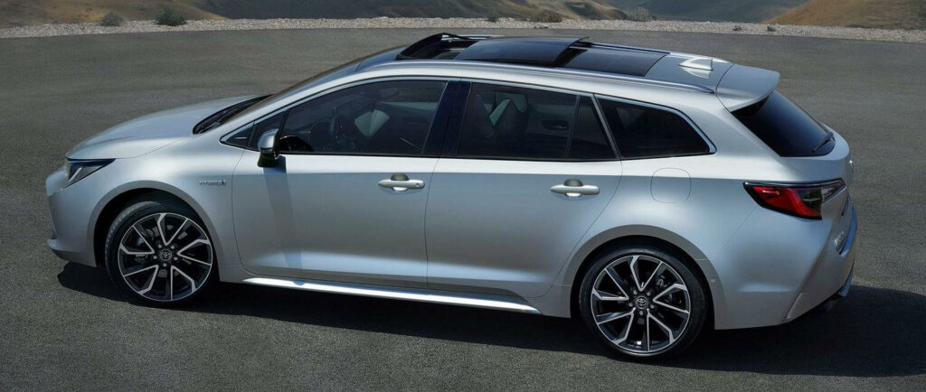 En 2019 Toyota Avensis parkerad vid en bergsväg. (AI text)