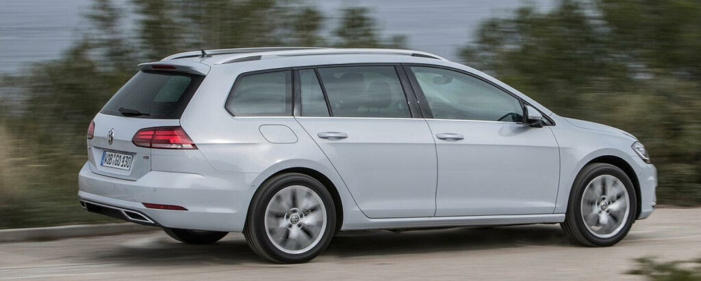 Volkswagen Golf TDI kör ner en väg. (AI text)