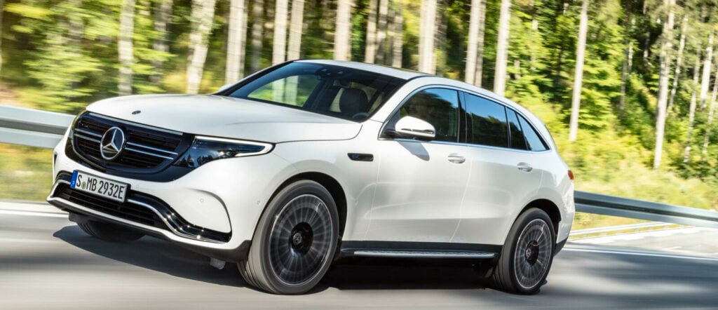 Mercedes GLC-fordonet kör längs en väg. (AI text)