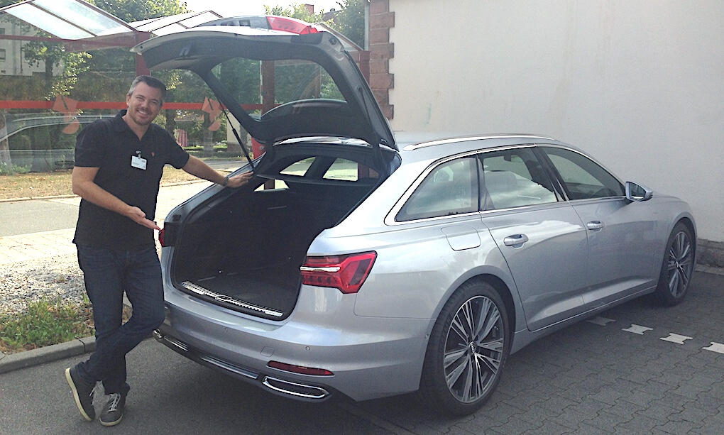 Mikael Johnsson bakom Audi senaste kombi. Elmanövrerad baklucka är standard, men vill du att den ska lyda en fotrörelse under stötfångaren kräver det tillvalet nyckellöst system.