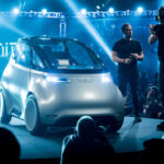 En bil står på scenen vid ett evenemang. (AI text)