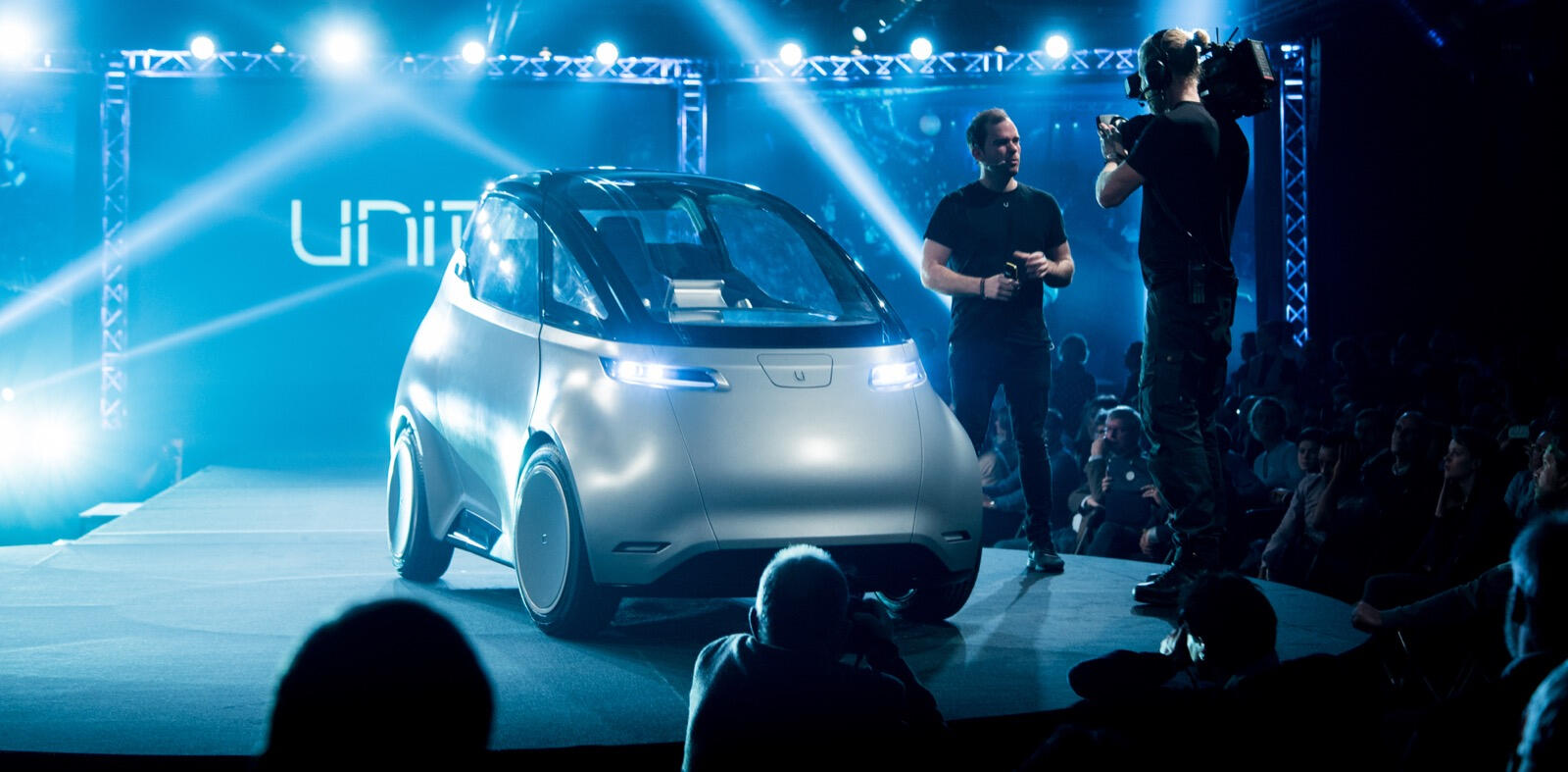 En bil står på scenen vid ett evenemang. (AI text)