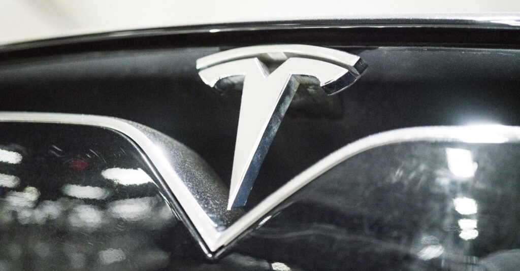 Tesla Model S med märket på huven (AI text)