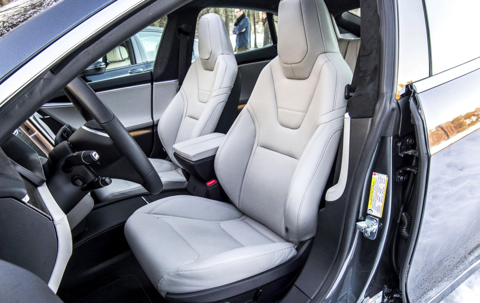 Inredningen i en Tesla Model X (AI text)