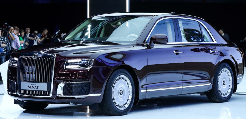 En Rolls-Royce Phantom visas upp på den kinesiska bilsalongen. (AI text)