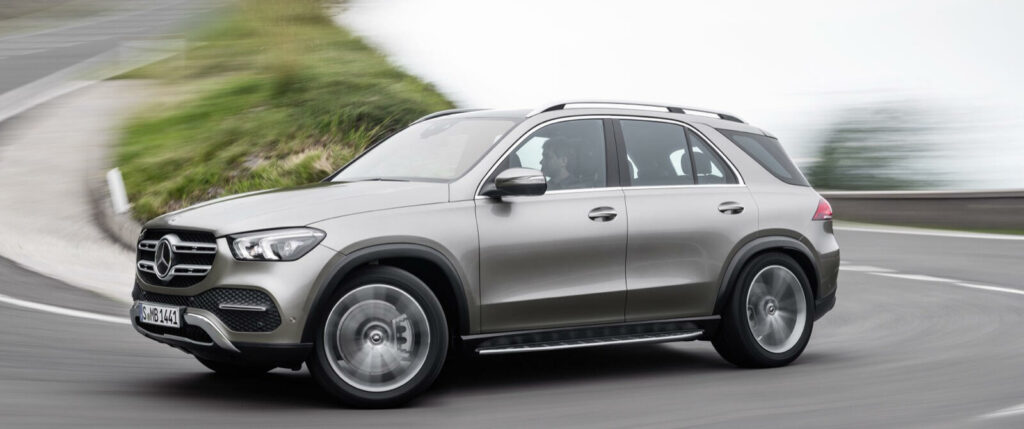 Mercedes GLE körs nerför en backe. (AI text)