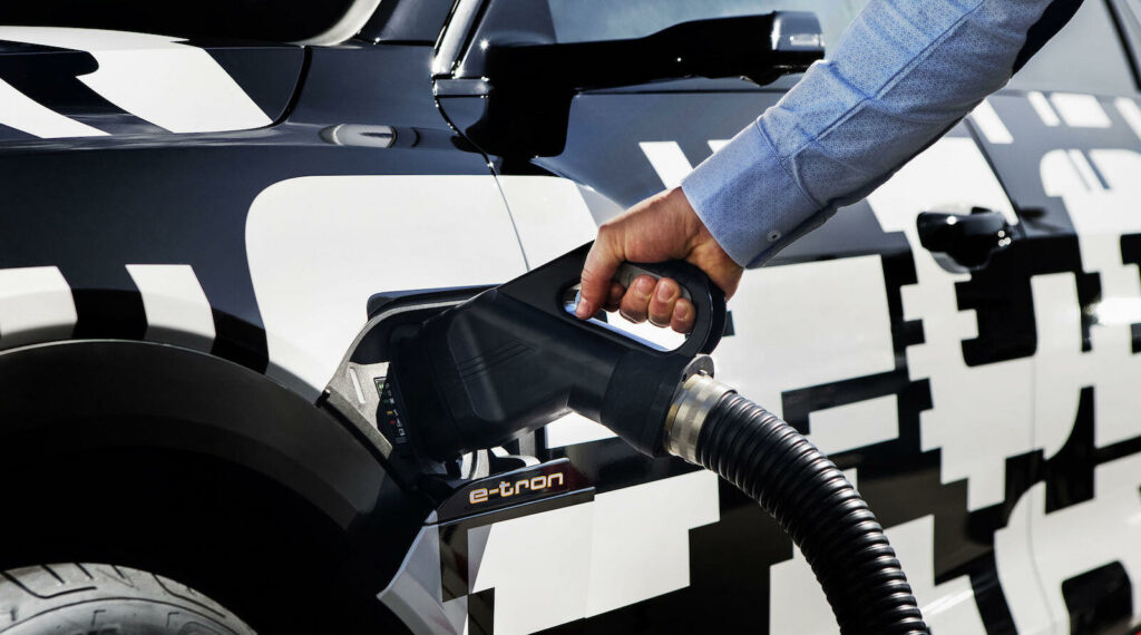 En man fyller på en bil med bränsle. (AI text)