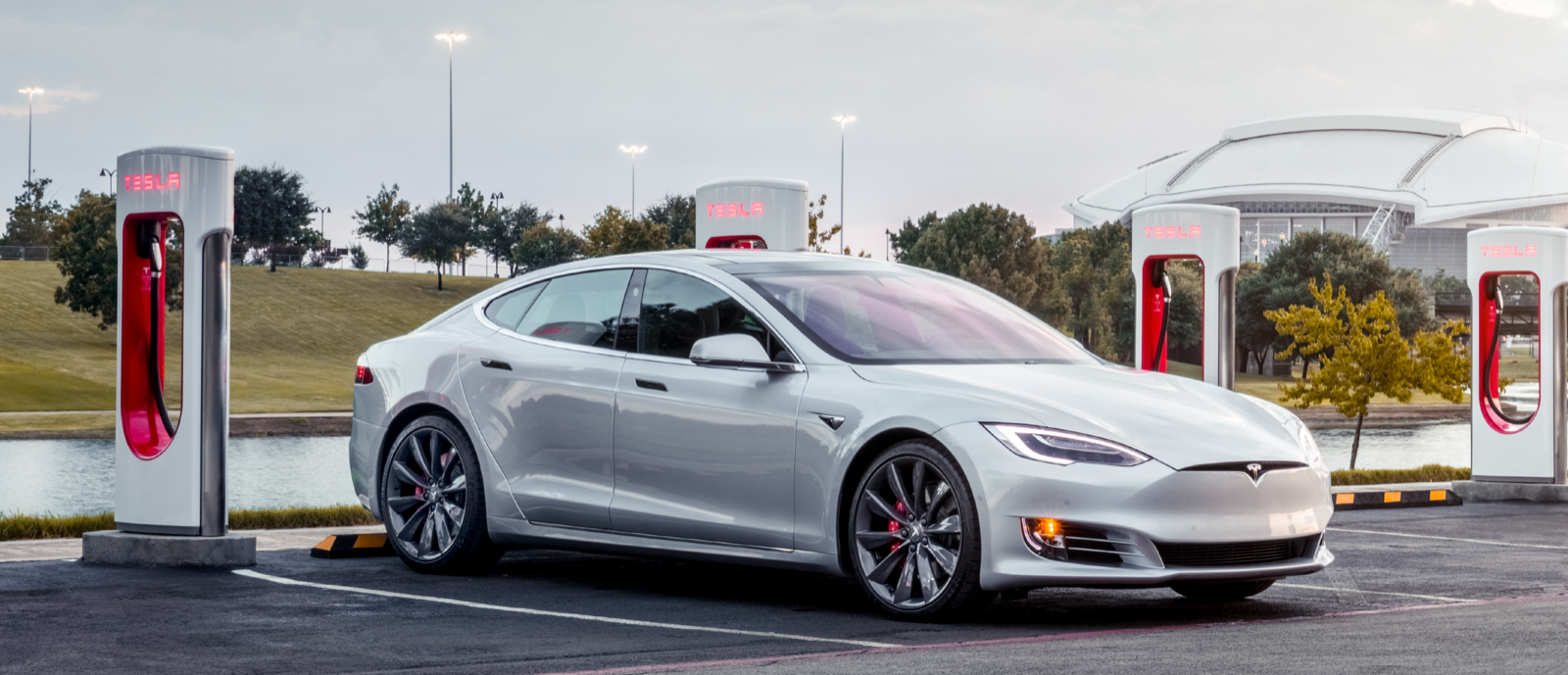 En Tesla Model S parkerad vid en elbilsladdstation. (AI text)