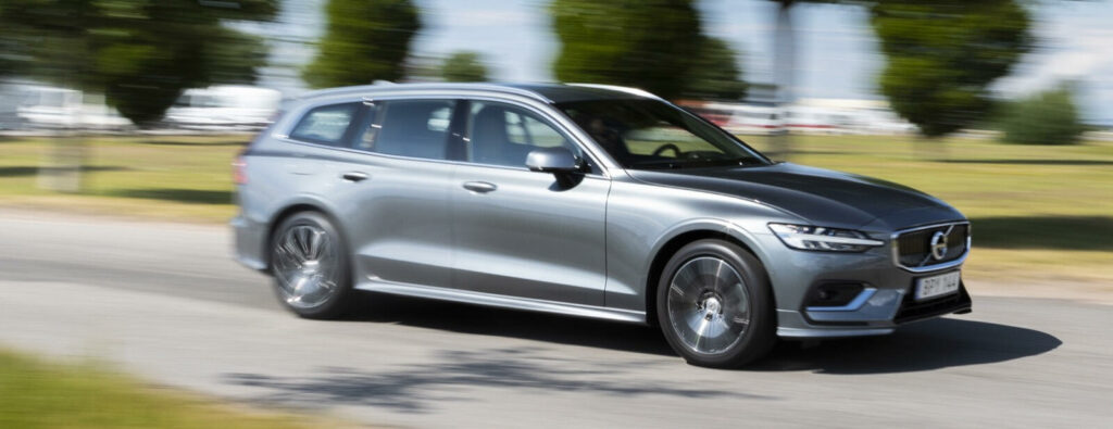 Volvo V90 xDrive kör längs en landsväg. (AI text)