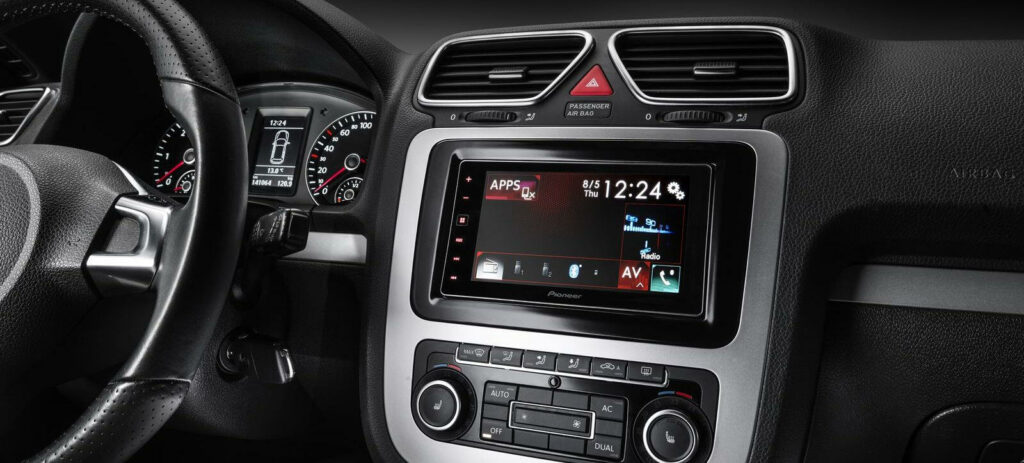 bilsens inre med ratt och instrumentbräda (AI text)